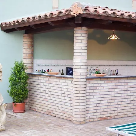 Cristina Oda ve Kahvaltı Giardini Naxos